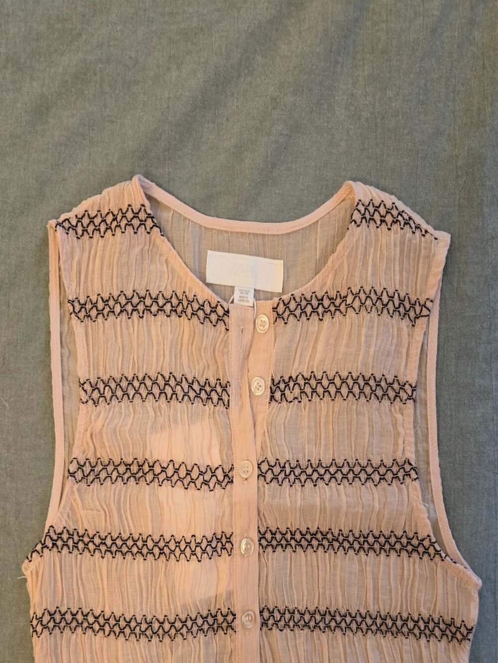 Round neck sleeveless blouse, top.